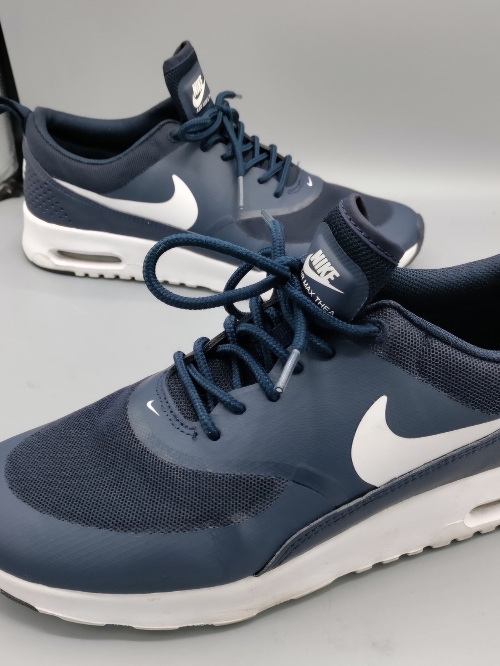 Nike Women’s Air Max Thea Navy and White Athletic Sneakers Sz 8